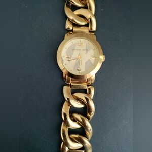 Michael Kors MK-3161 Chain Bracelet Quartz Women's Watch Sz. 6" Runaway Twist